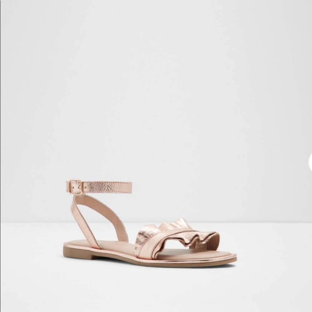 Cute women’s sandals, brand new never worn unused.